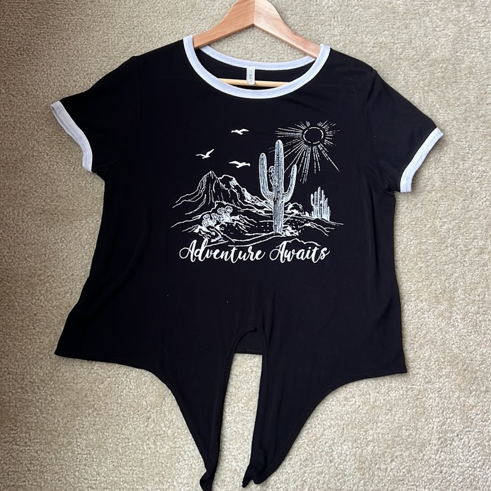 Atticute Medium Black/White Short Sleeve Top